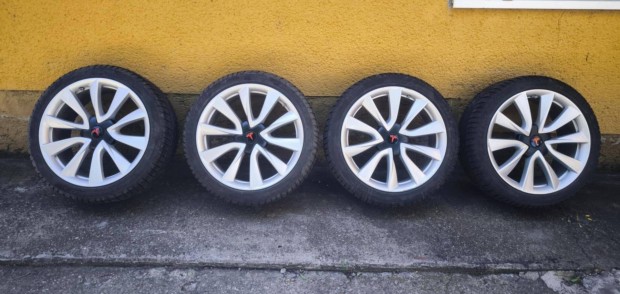 Tesla Model 3 19" felniszett Pirelli Pzero tli gumikkal