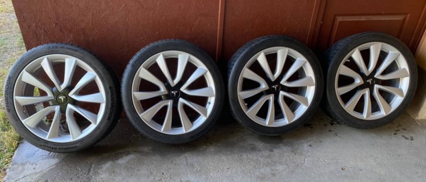 Tesla Model 3 19-os Sport Felni Nyárigumival