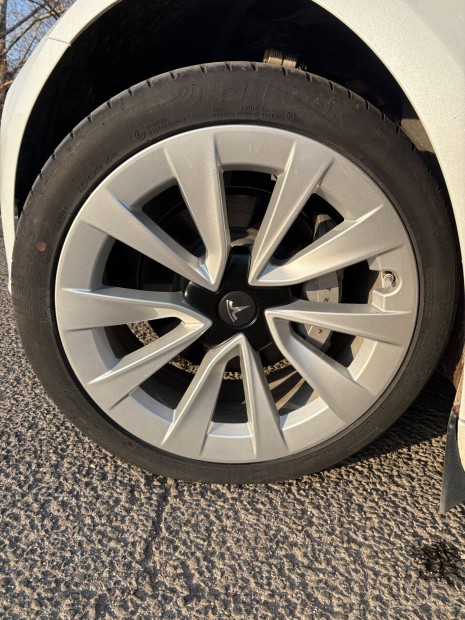 Tesla Model 3 235/40/19 kerekek