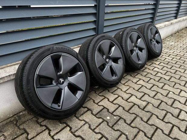 Tesla Model 3 Aero Refresh Felni + D�szt�rcsa + �jszer� Ny�ri Gumi