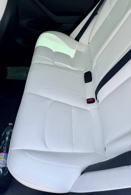 Tesla Model 3 Hátsó fehér ülés