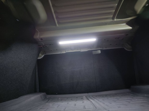 Tesla Model 3 LED csomagtrvilgts