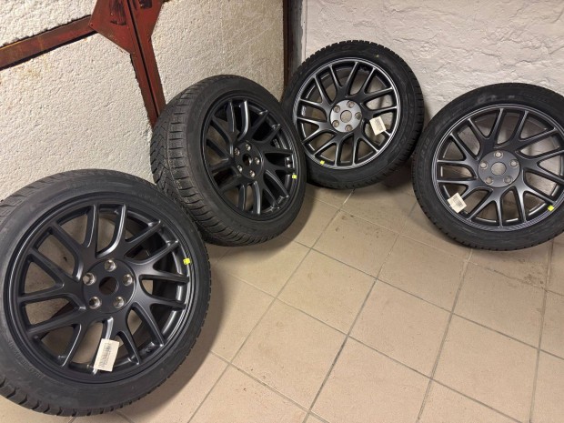 Tesla Model 3 Photon 18 gy�ri ker�k Pirelli Sottozero 3 235/45R18 �j