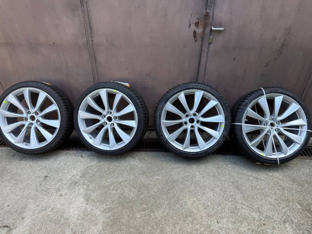 Tesla Model 3 Sport 20" téli kerék garnitúra 235/35 R20 Sottozero 3