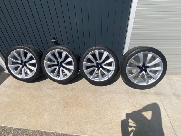 Tesla Model 3 Sport Alufelni 19 Nyárigumival