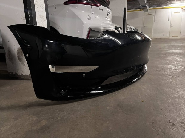 Tesla Model 3 (2019) első lökhárító-fekete