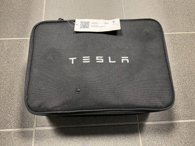 Tesla Model 3 vonhorog fej