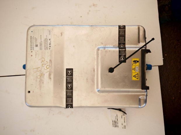 Tesla Model S OBC fed�lzeti t�lt� (haszn�lt) 1014963-00-K