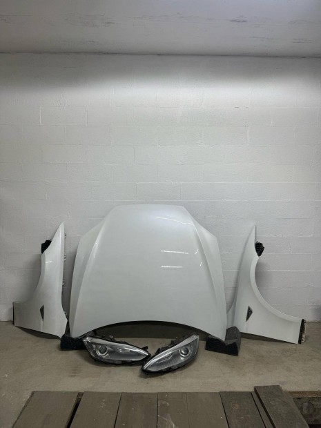 Tesla Model S eleje, s�rv�d�, motorh�ztet�