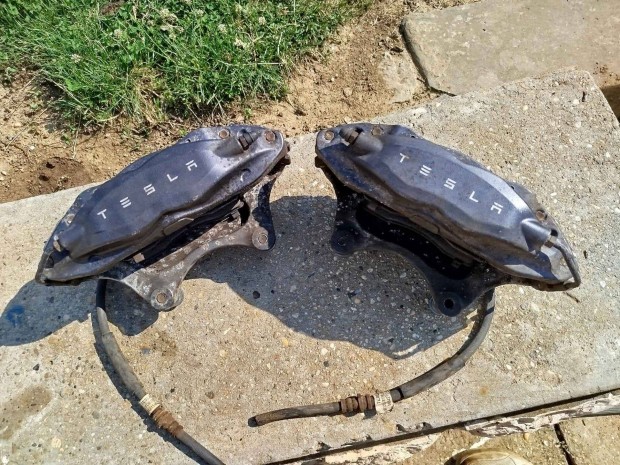 Tesla Model S f�knyergek