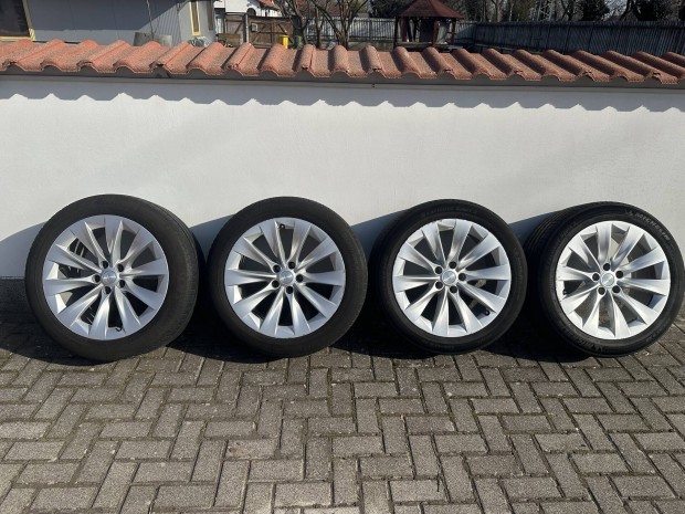 Tesla Model X 20" nyári szett