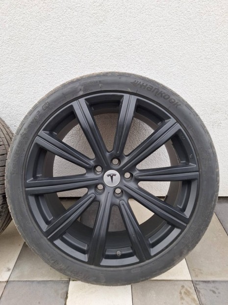 Tesla Model X 22 col felni újszerű nyárigumival és nyomásszenzorral
