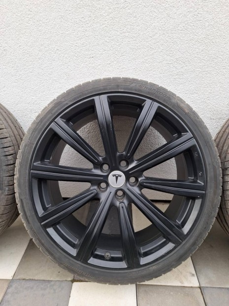 Tesla Model X 22 col felni jszer nyrigumival s nyomsszenzorral
