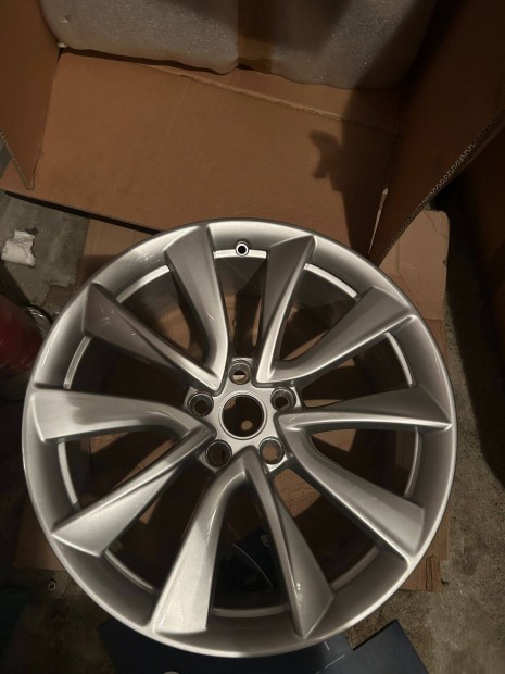 Tesla Model X R20 alufelni új bemutatóteremből