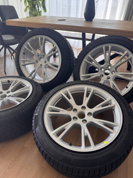 Tesla Model Y 19" Gemini felnik és Pirelli téli abroncs csomag