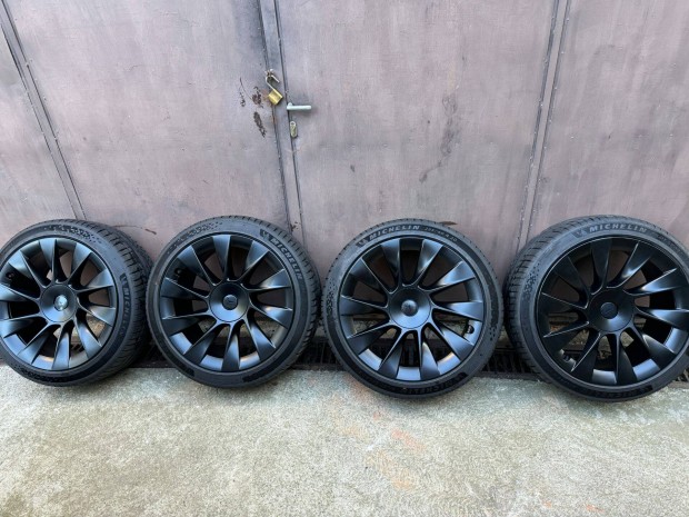 Tesla Model Y 20" Induction nyári garnitúra 255/40 R20 Michelin komple