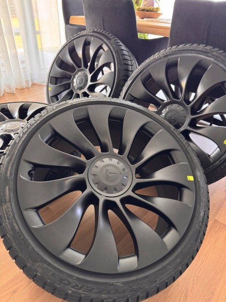 Tesla Model Y 21" Überturbine felni és téli gumiabroncs csomag