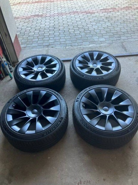 Tesla Model Y Michelin nyári 255/40 R20 101 W TL 2023 / Gyári alufelni
