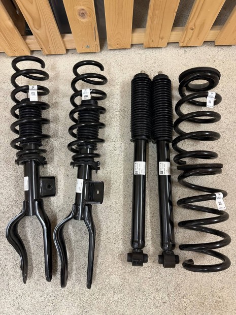 Tesla Model Y Performance gy�ri leng�scsillap�t� szett