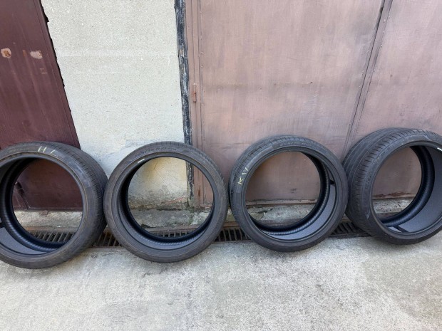 Tesla Model Y Performance ny�ri gumi garnit�ra 255/35 R21 + 275/35 R21