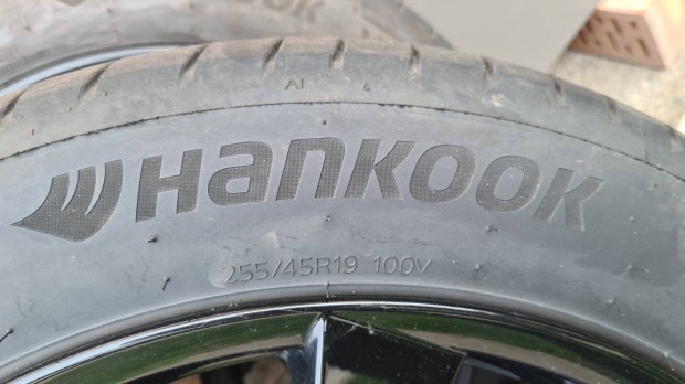 Tesla Model Y felni + gumi 255/45 R19