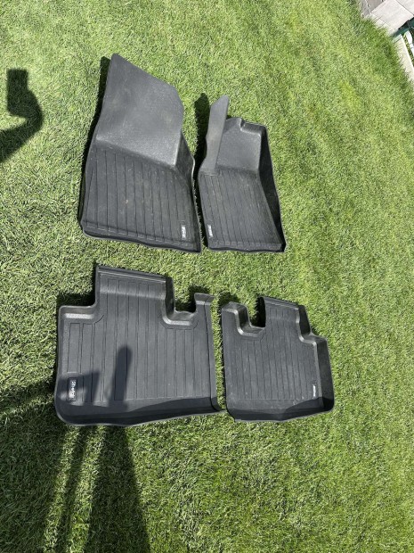 Tesla Model Y gumiszőnyeg szett - használt állapotban.