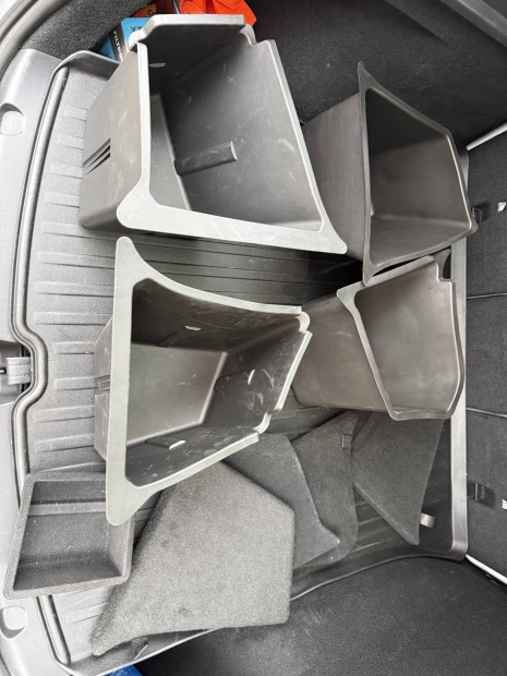 Tesla Model Y oldalrekesz