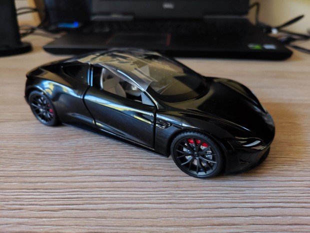 Tesla Roadster 1:24 kisaut