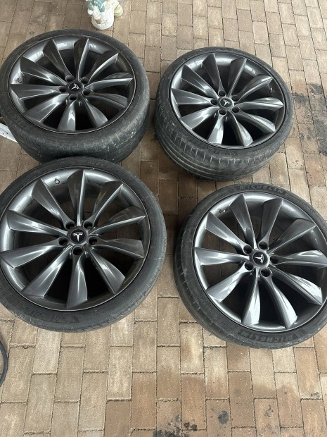 Tesla S Felni garnit�ra 21", ny�ri gumival!
