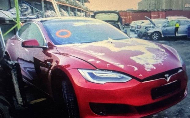 Tesla S alkatr�szek elado