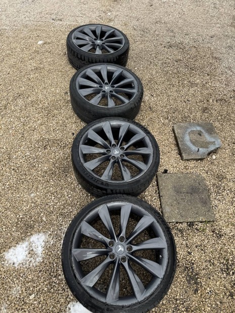 Tesla Turbine 21 alufelni szett nyri gumival 245/35 R21 