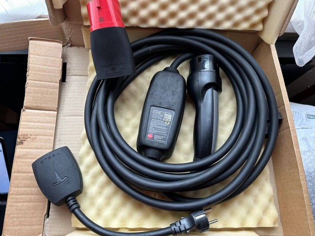 Tesla UMC 1 gy�ri t�lt� Tesla Type 2 otthoni t�lt� 1 illetve 3 f�zis h