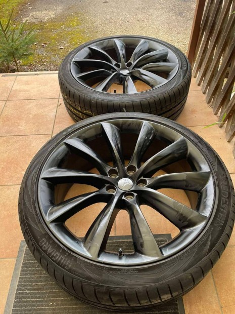 Tesla X 22"-os Onix fekete gyári felni újszerű nyári gumikkal