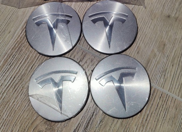 Tesla ezst felnikupak