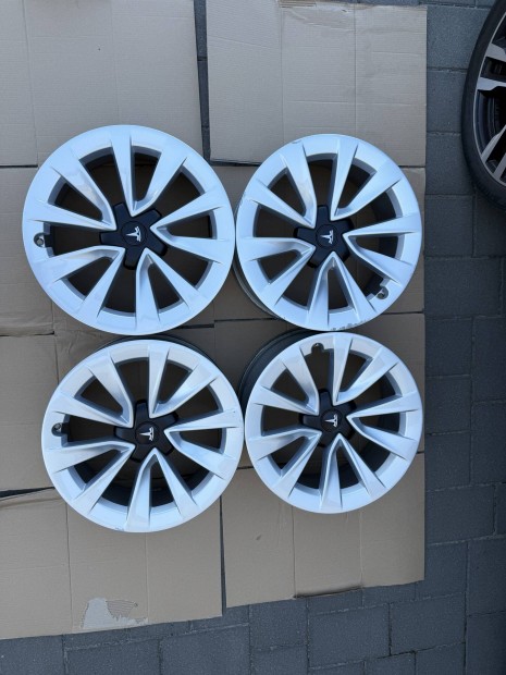 Tesla gyri Sport alufelni garnitra
