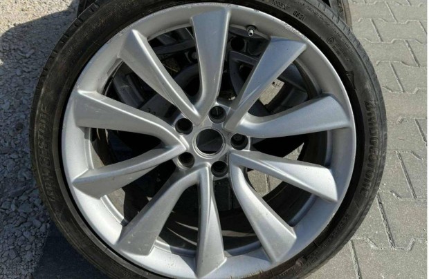 Tesla gyári Sport alufelni garnitúra gumival szerelve