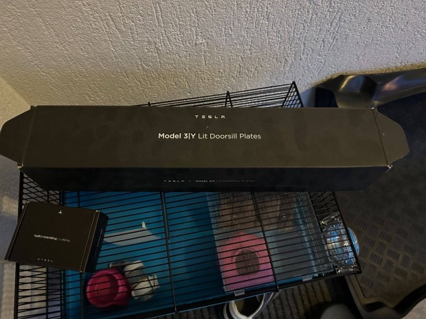 Tesla jobb oldali vil�g�t� k�sz�b (gy�ri)