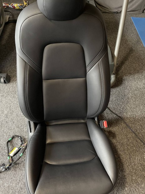 Tesla model 3 fekete bels