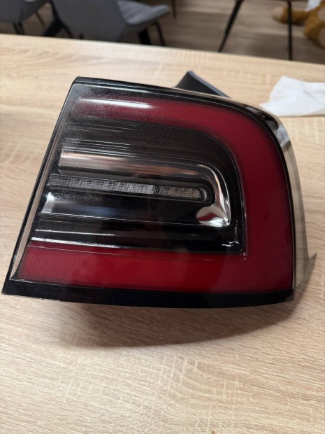 Tesla model 3 jobb h�ts� l�mpa