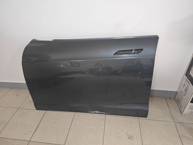 Tesla model S enyh�n s�r�lt bal els� ajt�