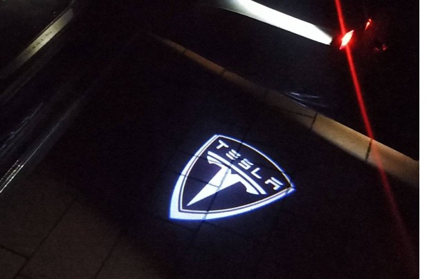 Tesla model s ajtó kilépő fény, Tesla LED kilépőfény logo projektor