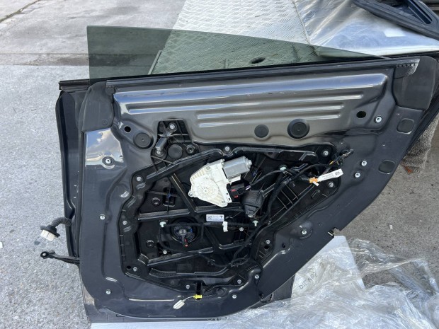 Tesla model y jobb h�ts� ajt� minden alkatr�sze