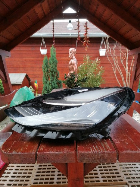 Tesla modell 3 bal oldali fényszóró.