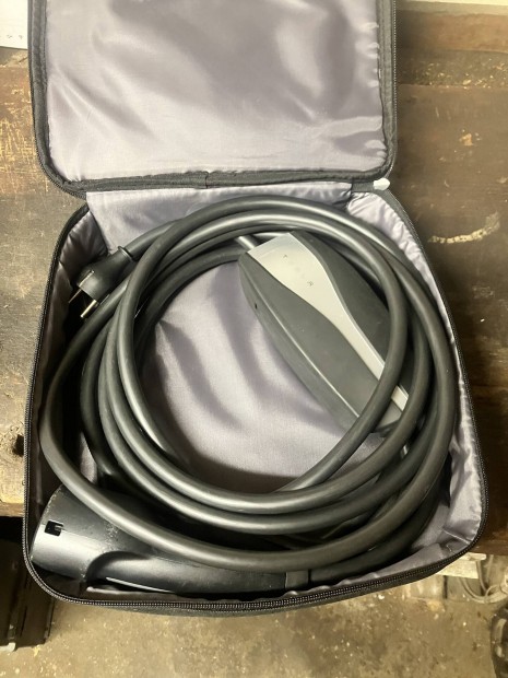 Tesla otthoni t�lt�