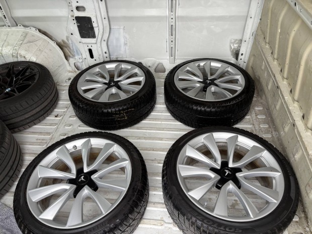 Tesla performance alufelni teligumival plusz szonyegekkel 