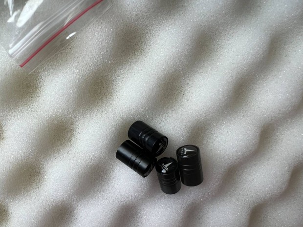 Tesla szelepsapka fekete szn Tesla felni szelep sapka 4db 1000Ft