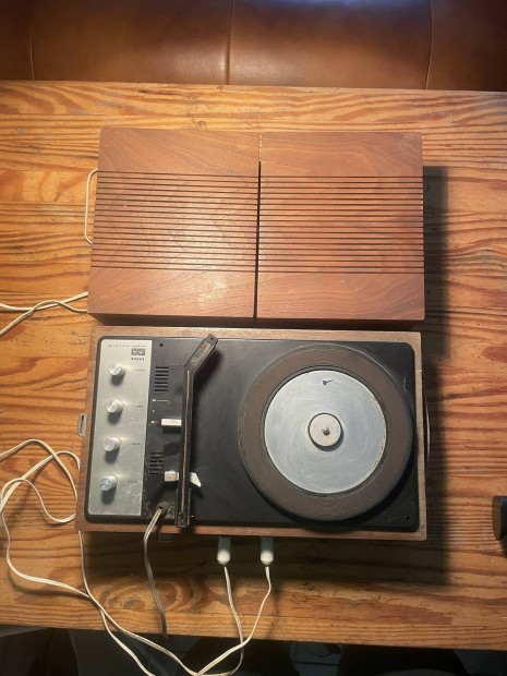Tesla vinyl kis balkelit lemezjátszó