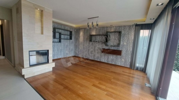 Testv�rhegyen hegyekre n�z� panor�m�s, 3 szob�s pr�mium lak�s kiad�