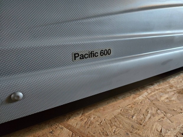 Tetcsomagtart Thule Pacific 600