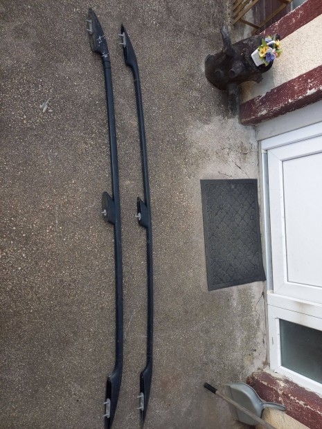 Tetcsomagtart sin elad